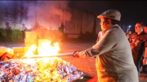 Kepala BPJPH Saksikan Pemusnahan Produk Mengandung Porcine