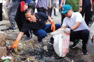 Menteri LH Bersama Benyamin-Pilar BERSIHKAN SAMPAH DI JALAN RAYA SERPONG TANGSEL