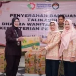 Semarak Bulan Ramadhan, DWP Kemenperin Serahkan 1.030 Paket Tali Kasih Ramadhan