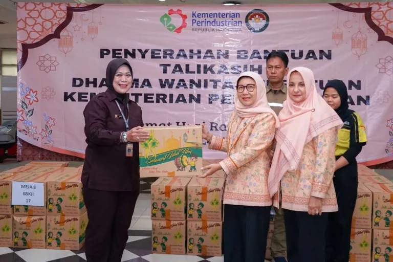 Semarak Bulan Ramadhan, DWP Kemenperin Serahkan 1.030 Paket Tali Kasih Ramadhan