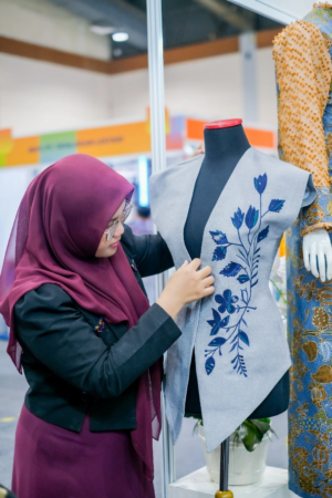 LinkUMKM BRI Dorong Pengusaha Perempuan Naik Kelas, JJC Rumah Jahit Berhasil Kembangkan Fesyen Wastra Eksklusif
