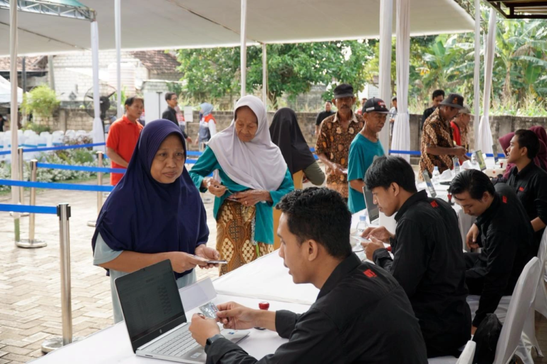 Diawali dari Tuban, Pertamina Bantu Masyarakat Prasejahtera Penuhi Kebutuhan Pokok melalui Pasar Murah