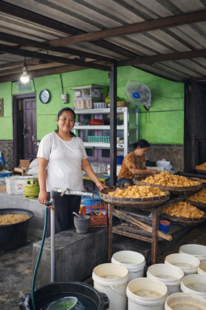 Saat Perempuan Bangkit, Ekonomi Menguat: Kisah Nia Anggraini Tumbuh Bersama PNM Mekaar dan BRI