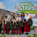 Melalui Partisipasi Semesta, Mitra Pendidikan Salurkan Tas dan Sepatu untuk Penyemangat Belajar Anak