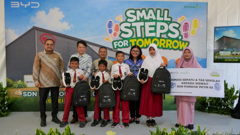 Melalui Partisipasi Semesta, Mitra Pendidikan Salurkan Tas dan Sepatu untuk Penyemangat Belajar Anak