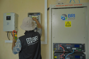 Terangi Desa, Perkuat Ekonomi Masyarakat: BRI Peduli Hadirkan Pembangkit Listrik Tenaga Surya (PLTS) di Desa Bojong, Bandung Barat