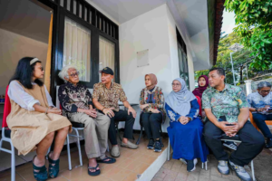 Sambangi, Anak Sayuti Melik, Wamensos Pastikan Kebutuhan Terpenuhi